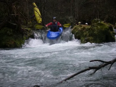 Fred franchit un sympathique petit seuil dans le canyon.